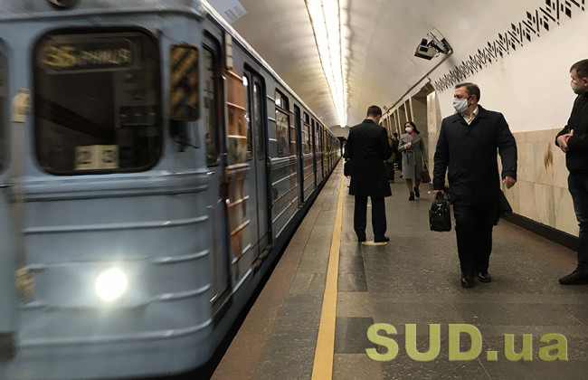 Танцы, баян и алкоголь: в Киеве молодежь устроила вечеринку в вагоне метро, видео