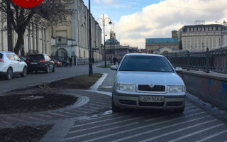 Тротуар стал их личной парковкой: сотрудники коммунального предприятия не знают границ