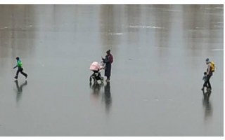 Под Киевом женщина гуляла с коляской на льду после потепления: фото