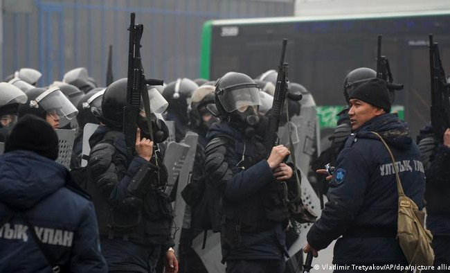 В столице Казахстана ввели режим чрезвычайного положения: что происходит