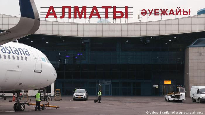 СМИ сообщили о захвате аэропорта Алматы в Казахстане