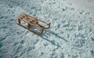 Трагедия в Днепре: мужчина погиб, катаясь на санках с 6-летней дочерью