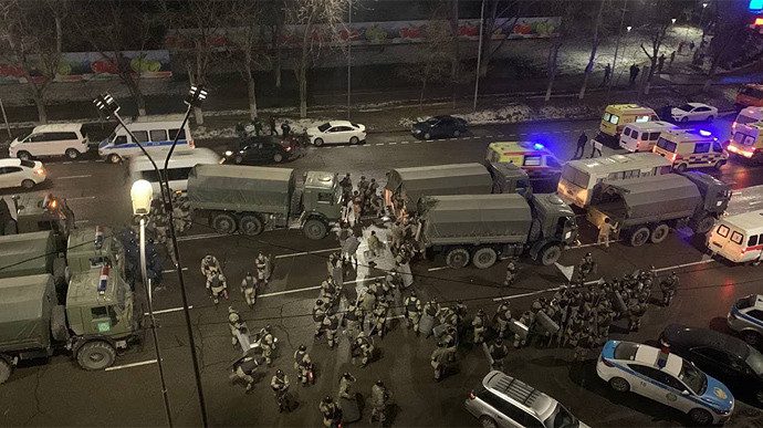Алматы в огне: протестующие открыли стрельбу по военным, видео