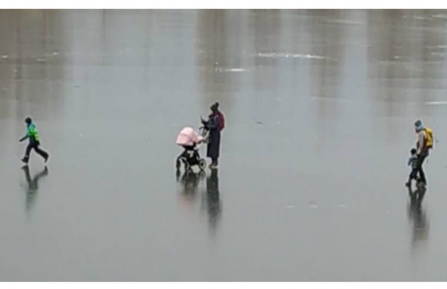 Под Киевом женщина гуляла с коляской на льду после потепления: фото