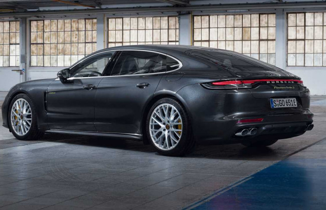 Достойные конкуренты спорткаров: ТОП-7 самых мощных седанов в мире