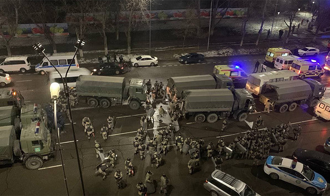 Алматы в огне: протестующие открыли стрельбу по военным, видео