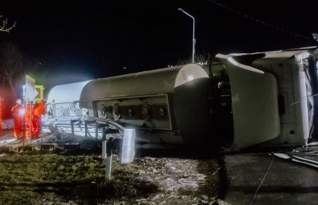 В Тернопольской области перевернулся бензовоз, перекрыв международную трассу