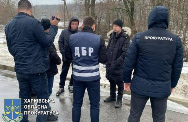 Поліцейський та судово-медичний експерт підозрюються у катуванні