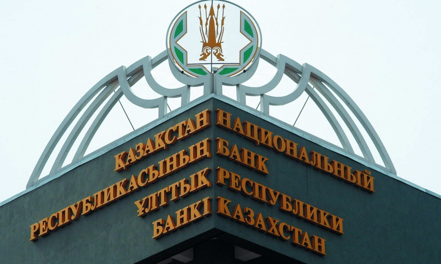 В Казахстане приостановили работу всех банков: образовались огромные очереди, фото