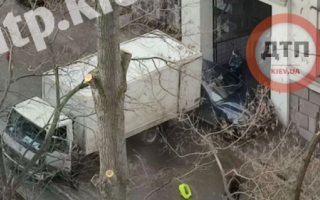 В Киеве грузовик задвинул легковушку в арку: застряли вдвоем