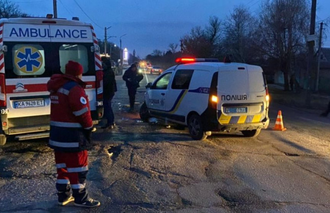 Под Киевом женщина на внедорожнике влетела в авто полиции, фото