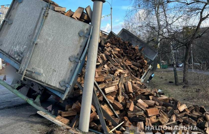 Под Киевом во время задержания грузовик с дровами съехал в кювет и перевернулся