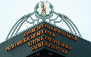 В Казахстане приостановили работу всех банков: образовались огромные очереди, фото