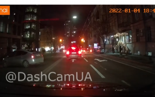 Трагедия в Киеве: автомобиль нарушил ПДД и сбил курьера на мопеде