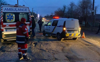 Под Киевом женщина на внедорожнике влетела в авто полиции, фото