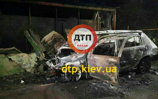 В Киеве такси попало в ДТП и загорелось