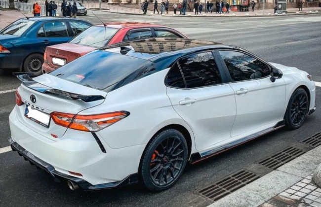 В Киеве заметили эксклюзивную Toyota Camry TRD, фото