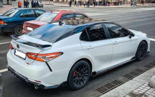В Киеве заметили эксклюзивную Toyota Camry TRD, фото