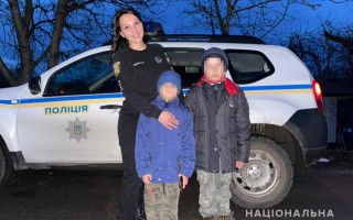 Братья из Винницкой области одолели 10 километров босиком, чтобы убежать к бабушке