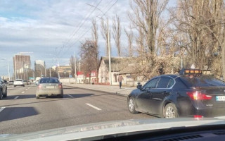 По богатому: в Киеве засветился учебный Lexus, фото