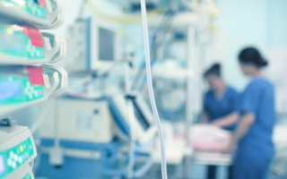 Стало известно, какая группа людей тяжелее переносит коронавирус