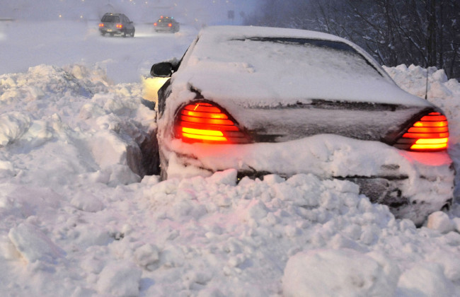 Что делать, если автомобиль застрял в сугробе: советы водителям