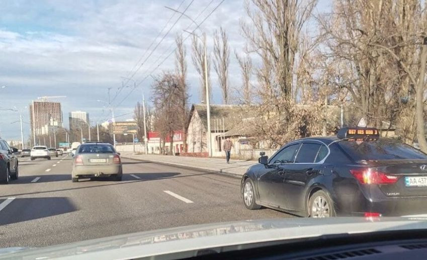 По богатому: в Киеве засветился учебный Lexus, фото