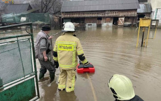 Затоплены дома и дороги: на Закарпатье сильные дожди вызвали наводнения