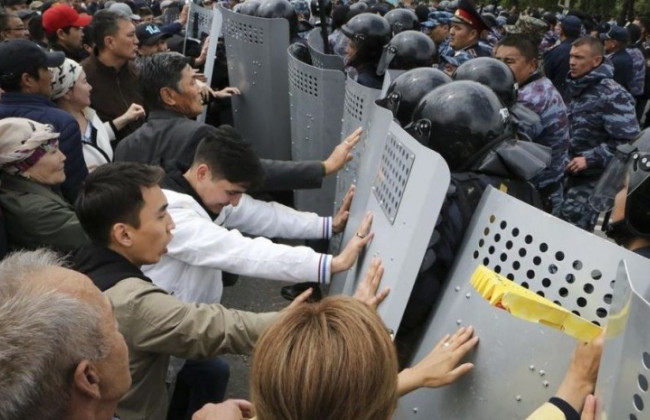 Протесты в Казахстане: МВД сообщает о жертвах и арестах