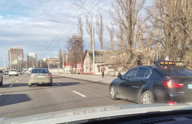 По богатому: в Киеве засветился учебный Lexus, фото