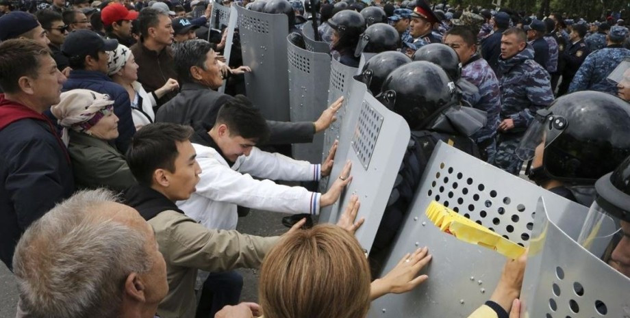 Протесты в Казахстане: МВД сообщает о жертвах и арестах