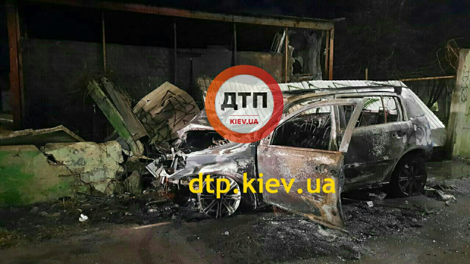 В Киеве такси попало в ДТП и загорелось