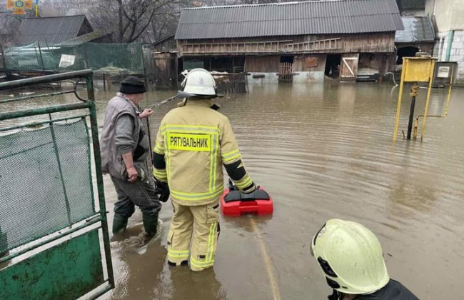 Затоплены дома и дороги: на Закарпатье сильные дожди вызвали наводнения