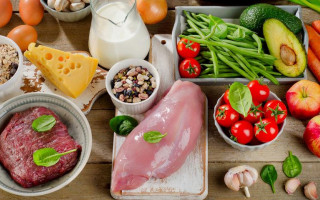 В праздники украинцы выбросили продуктов на миллиард гривен: на свалку пошел лишний провиант