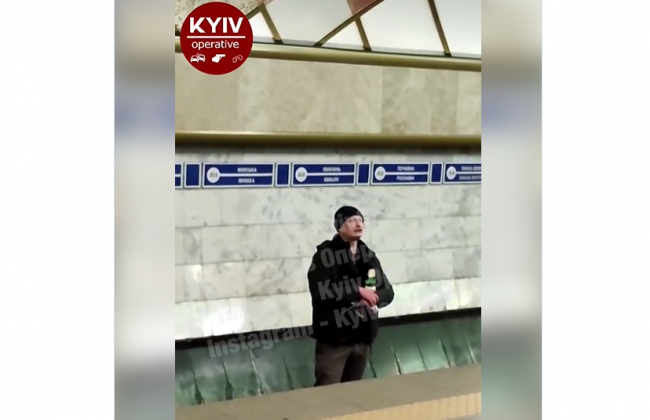 В Киеве мужчина встал на рельсы и остановил работу метро