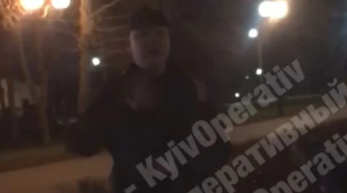 В Киеве неадекват гулял по парку и пугал прохожих