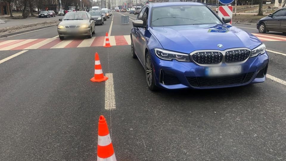 Под Киевом водитель BMW снес пенсионера