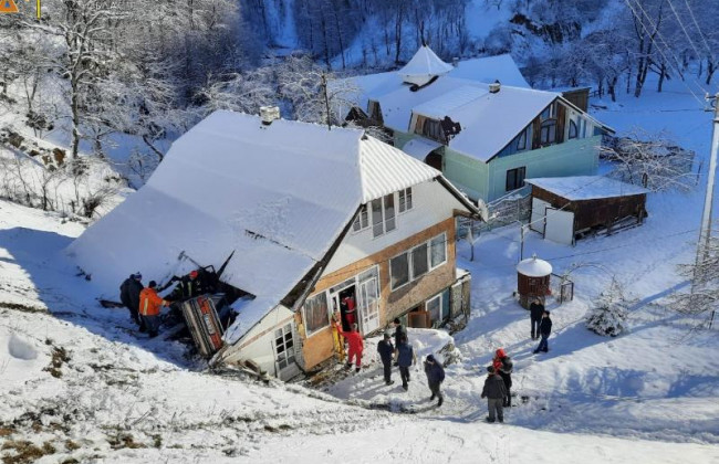 ДТП в Карпатах: автомобиль слетел с трассы и упал на крышу дома, фото