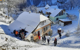 ДТП в Карпатах: автомобиль слетел с трассы и упал на крышу дома, фото