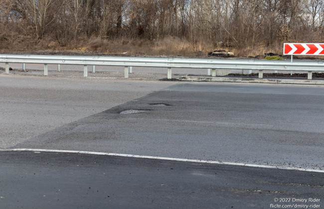 Киевляне жалуются, что на новом участке Большой Окружной дороги образовались ямы