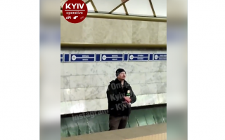 В Киеве мужчина встал на рельсы и остановил работу метро