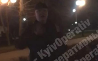 В Киеве неадекват гулял по парку и пугал прохожих