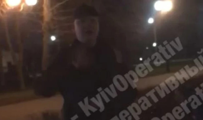 В Киеве неадекват гулял по парку и пугал прохожих