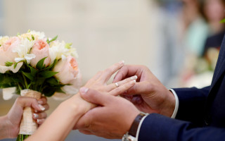 Любовь не за горами: знаки зодиака, чьи представительницы выйдут замуж в 2022 году