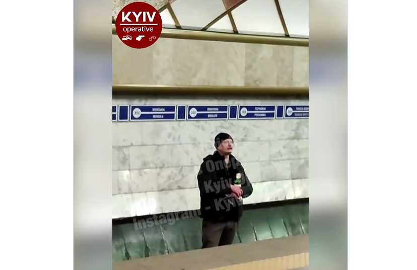 В Киеве мужчина встал на рельсы и остановил работу метро