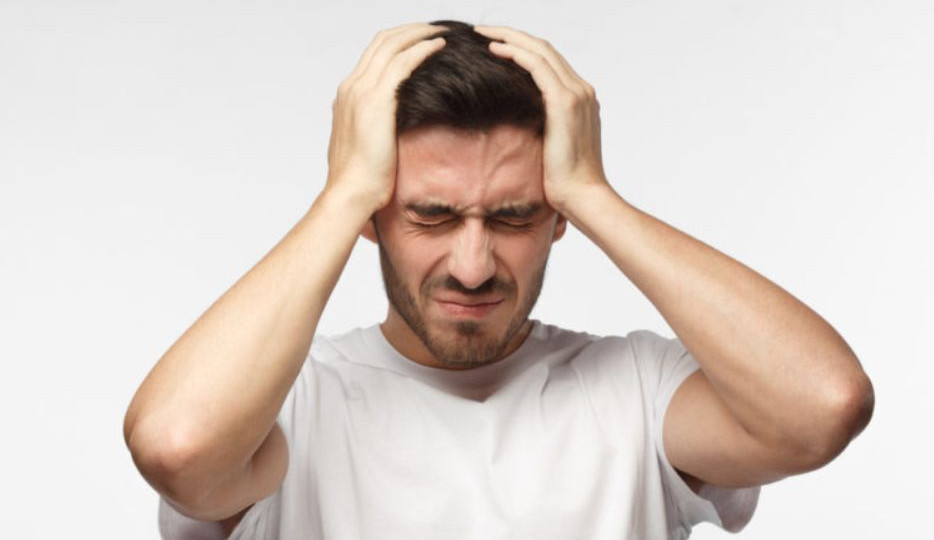 «Бьет» по голове: назвали самые распространенные симптомы штамма «Омикрон»