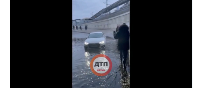 В Киеве возле автовокзала образовалось «озеро» в туннеле: авто поплыли