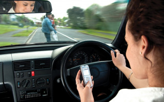 Использование телефона за рулем авто: водителям напомнили о штрафе
