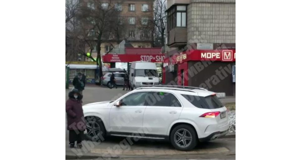 В Киеве заметили наглую «героиню парковки» на Mercedes, видео