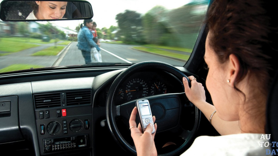 Использование телефона за рулем авто: водителям напомнили о штрафе